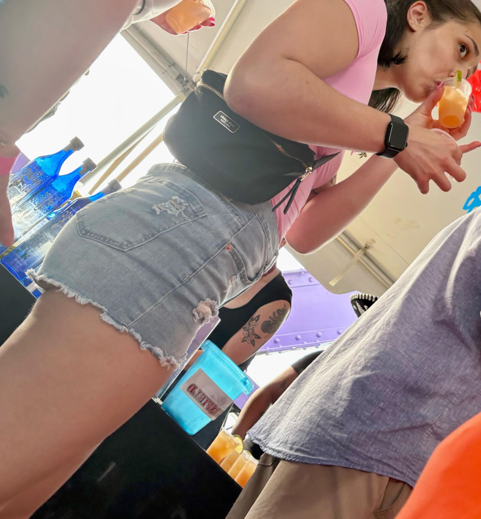 率直なショートパンツとセクシーな足とロバ