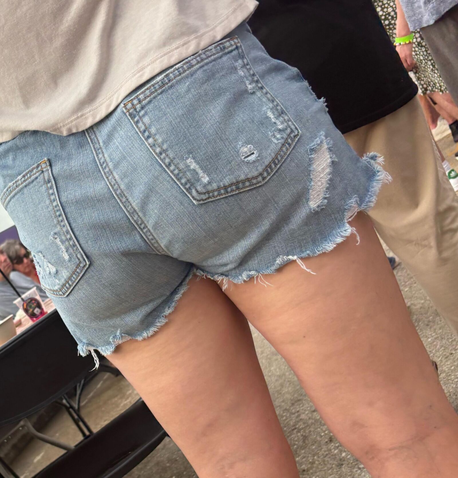 率直なショートパンツとセクシーな足とロバ