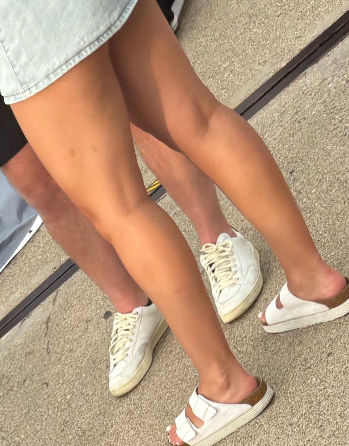 率直なショートパンツとセクシーな足とロバ