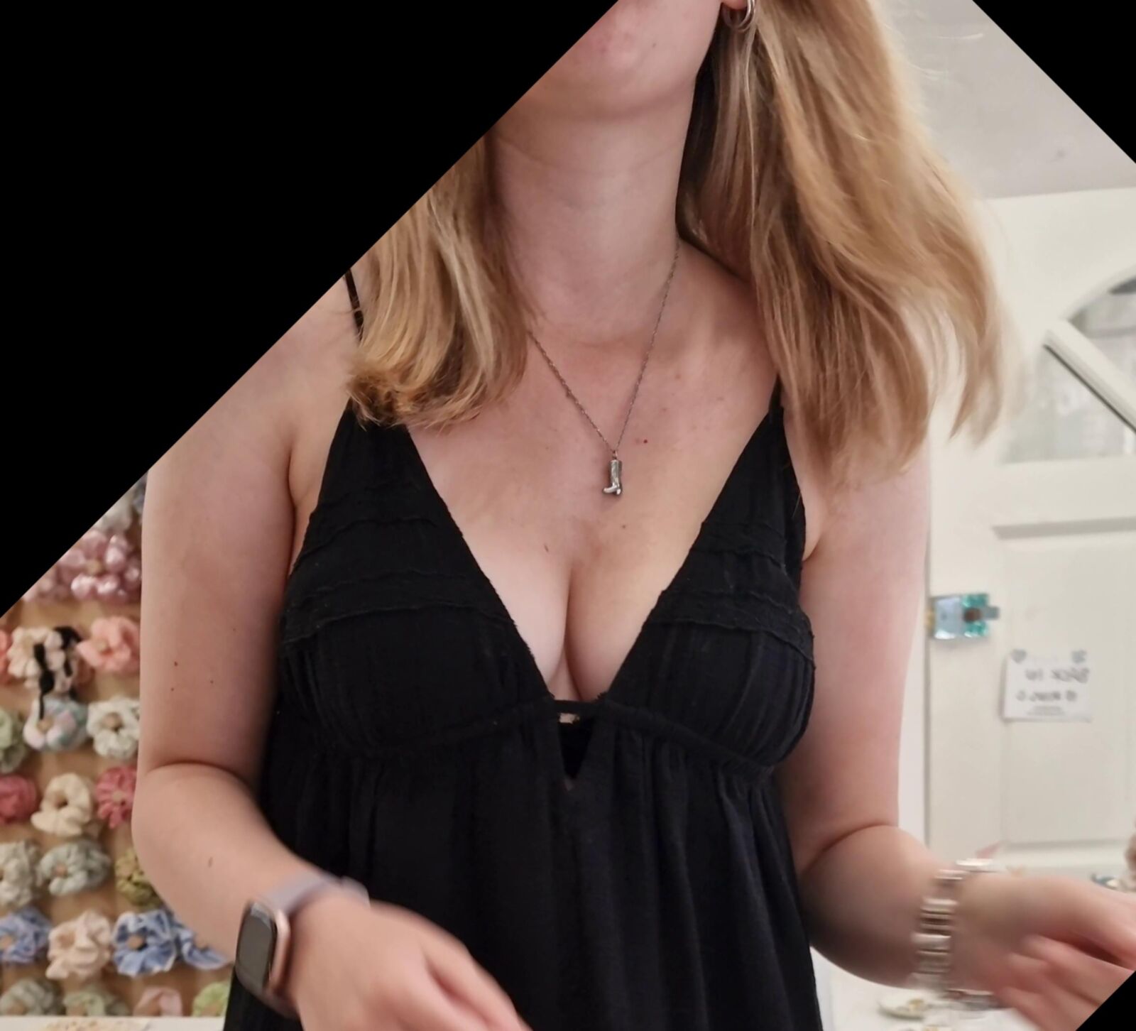 Les assistants de magasin rendent les blonds blonds trop faciles