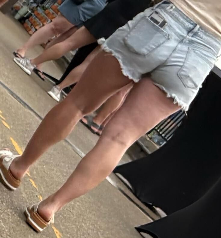 率直なショートパンツとセクシーな足とロバ