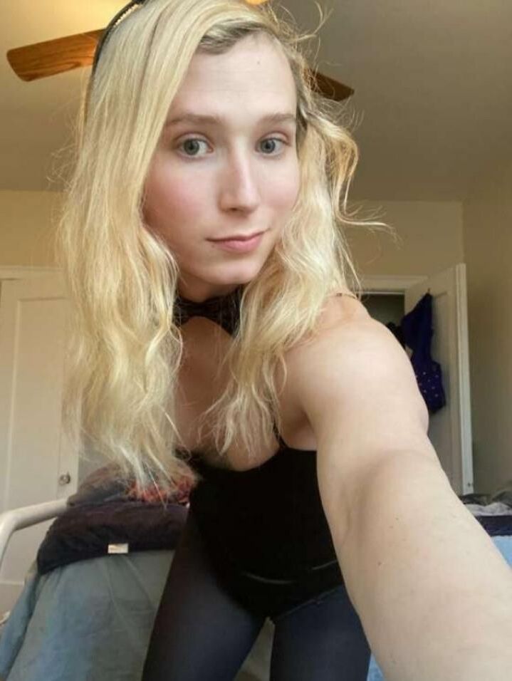Babes blondes sexy que j'adorerais m'humilier