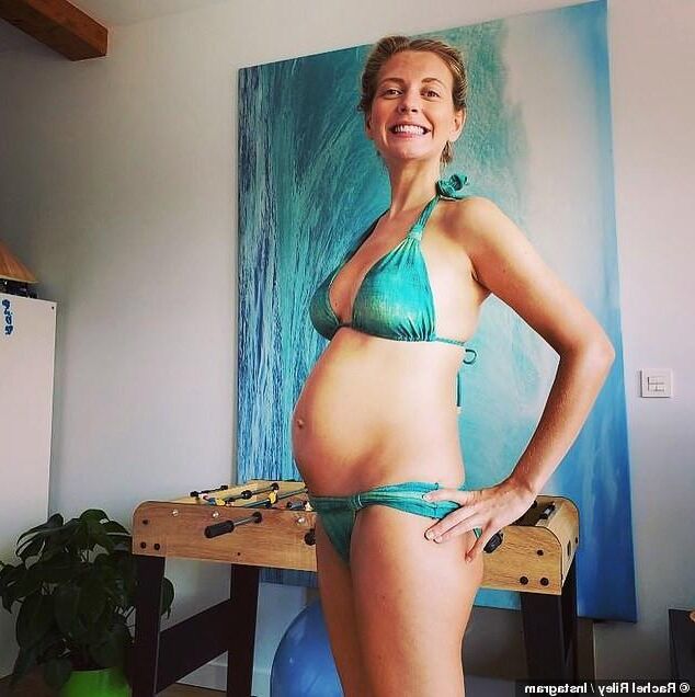 セクシーな妊娠中のイギリスのイギリスのホリー・ウィロビー・レイチェル・ライリー