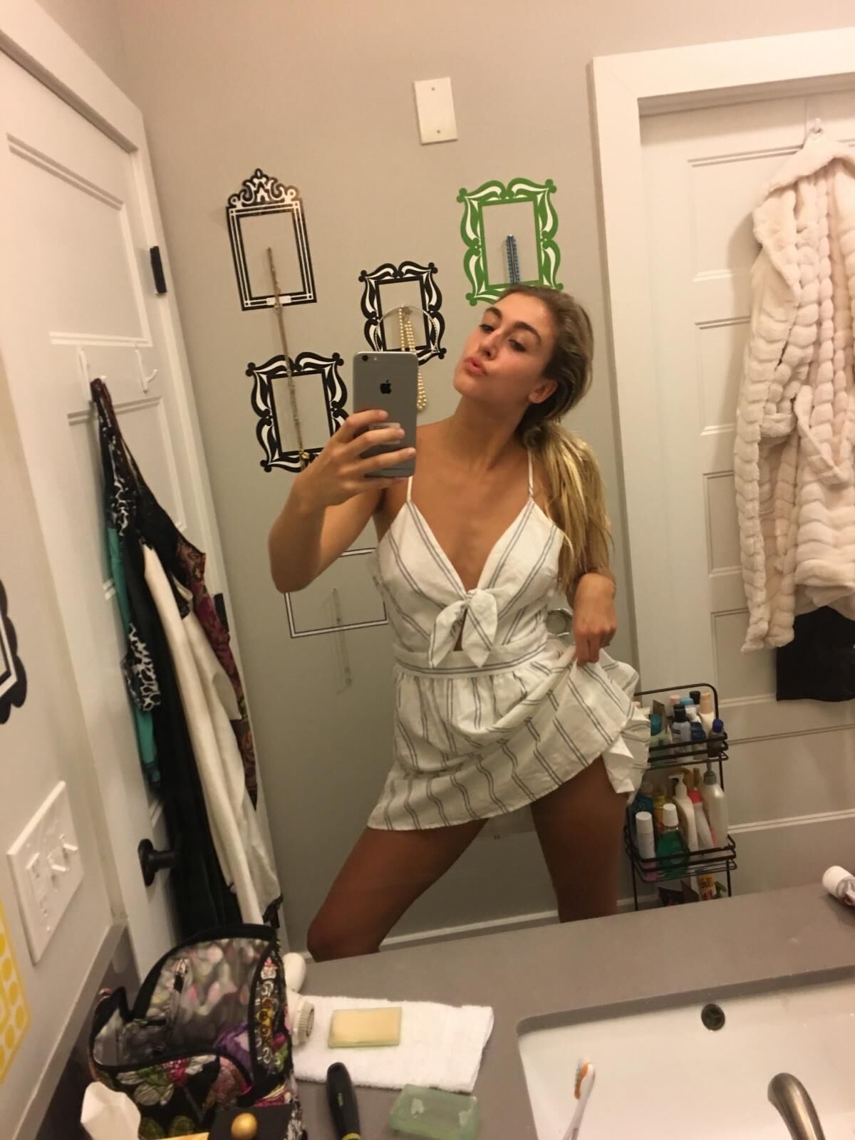Hot Girl Mirror Selfie Nudes
