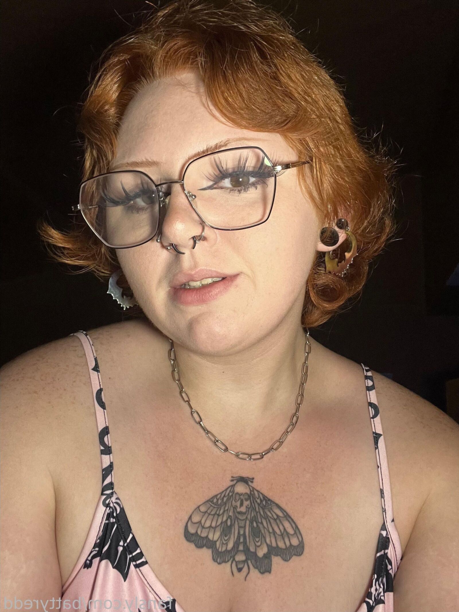 バッティの巨大なお尻ビッグブーブレッドヘッドヘアリーBBWガールミックスショット