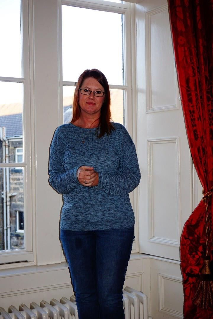 Lisa des États-Unis, nue et détendue à la maison!