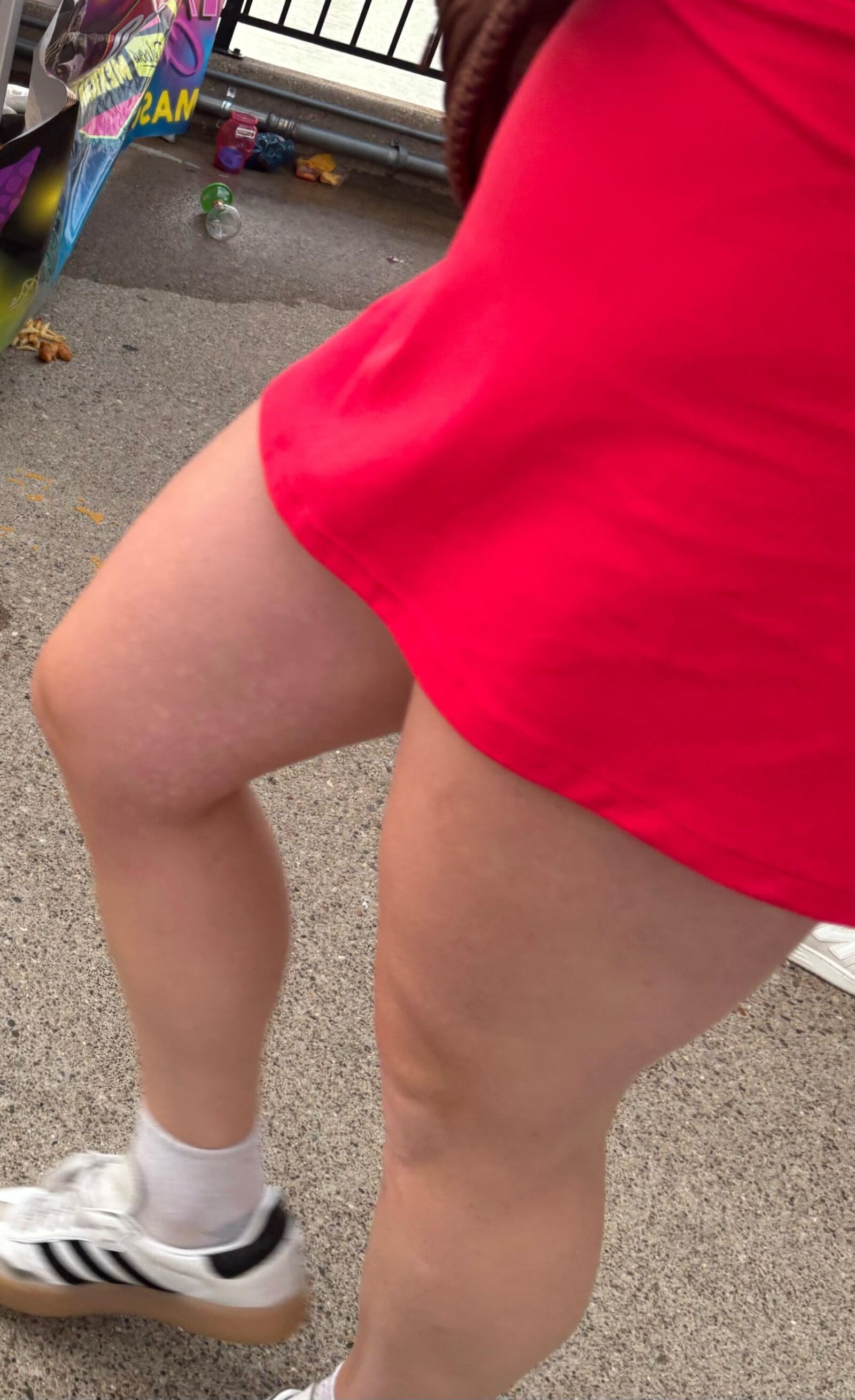 率直なショートパンツとセクシーな足とロバ