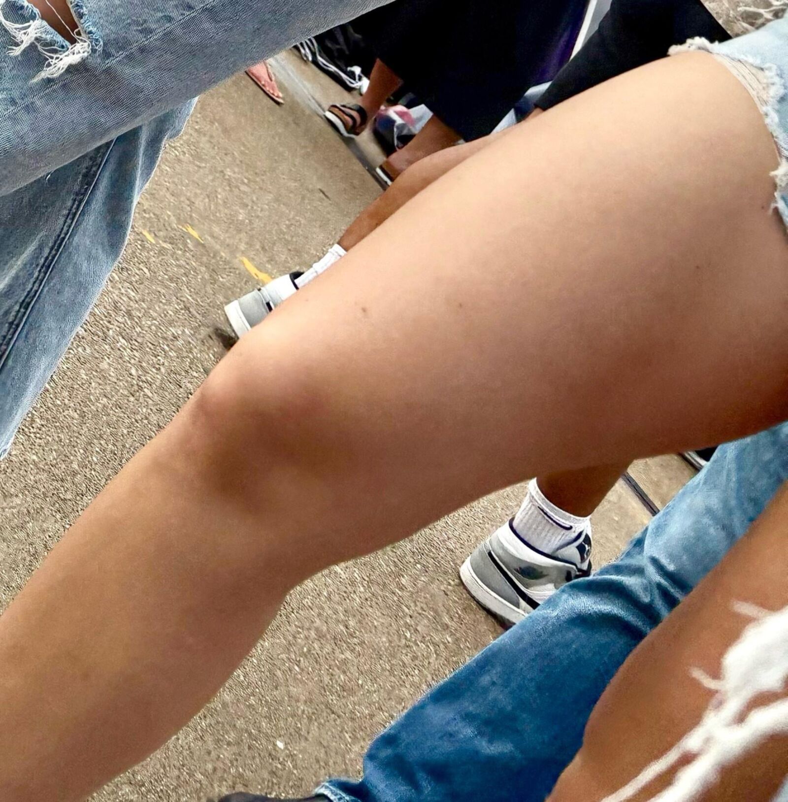 率直なショートパンツとセクシーな足とロバ