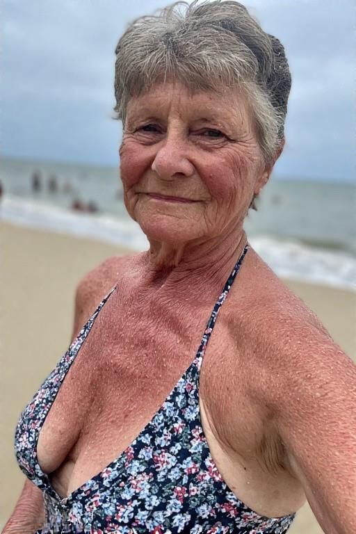 Femmes matures à la plage (NN)