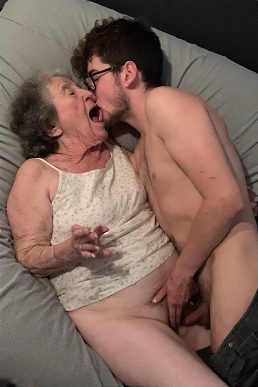 Homme et mamies au lit