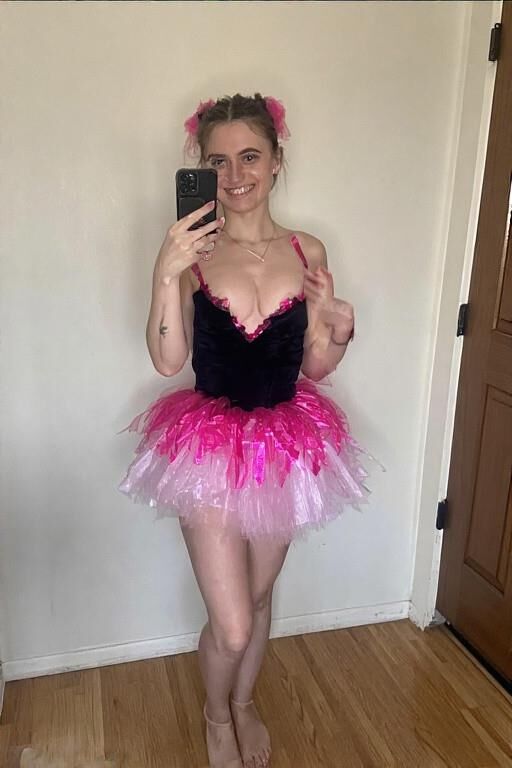 Les femmes adultes essaient leurs anciens costumes de danse