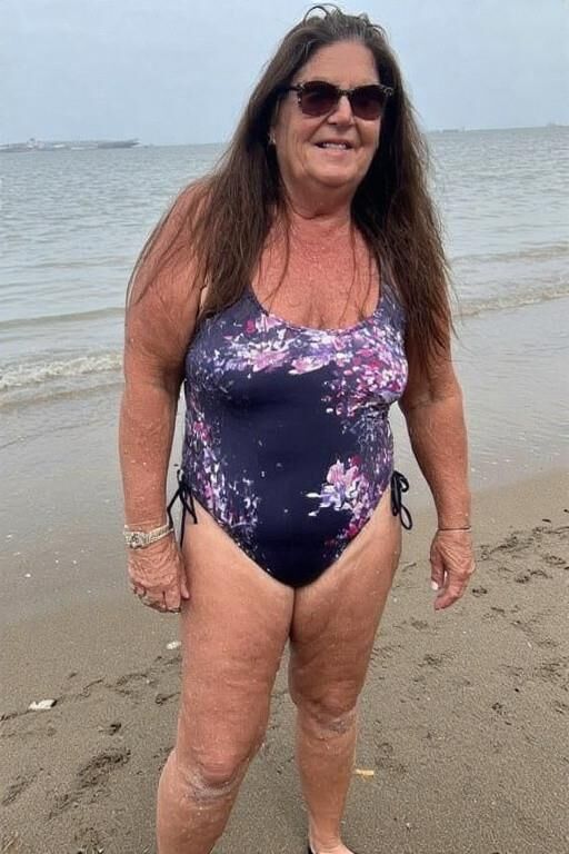 Femmes matures à la plage (NN)