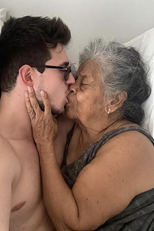 Homme et mamies au lit