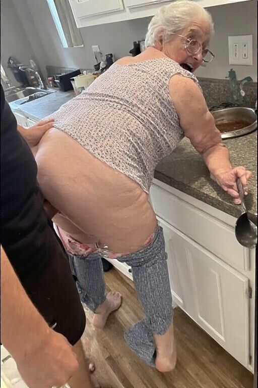 Mamie dans la cuisine