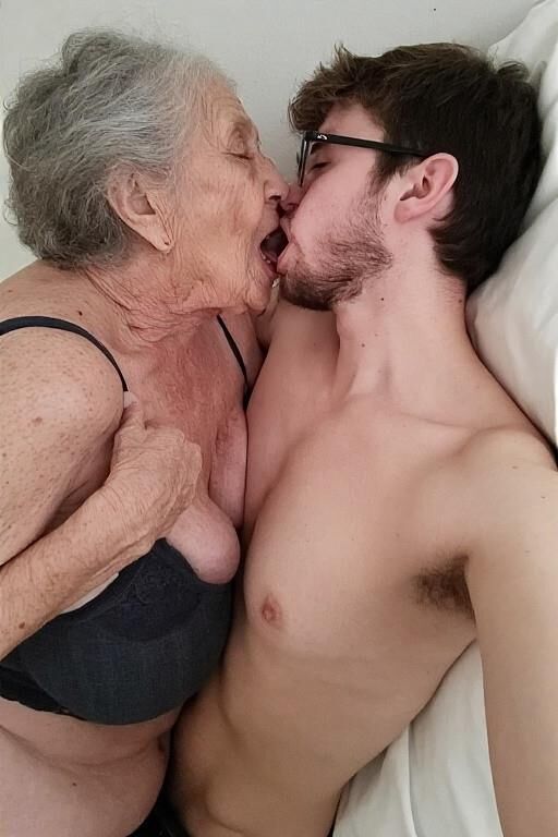 Homme et mamies au lit