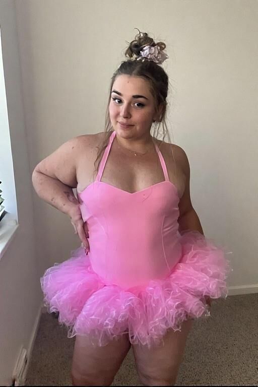 Les femmes adultes essaient leurs anciens costumes de danse