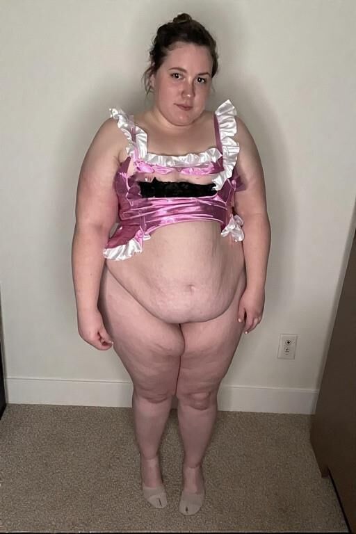 Les femmes adultes essaient leurs anciens costumes de danse