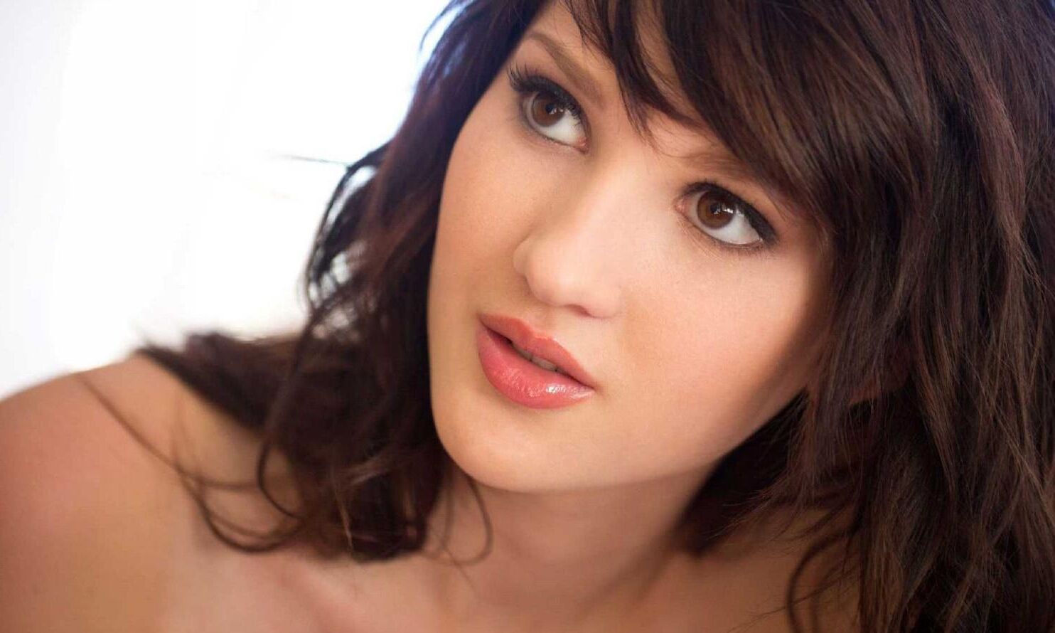 Elena dodue invitant la chatte