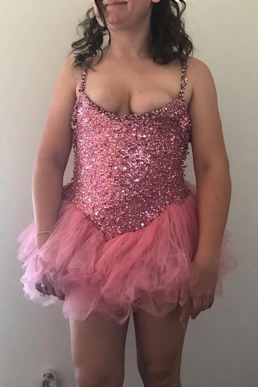 Les femmes adultes essaient leurs anciens costumes de danse