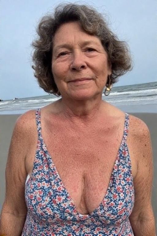 Femmes matures à la plage (NN)