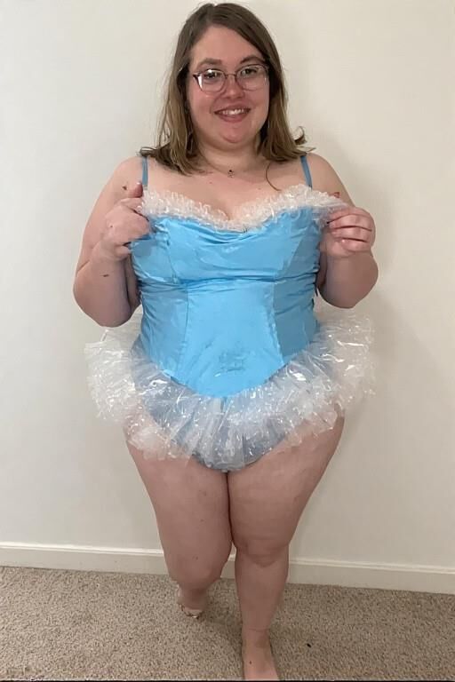 Les femmes adultes essaient leurs anciens costumes de danse