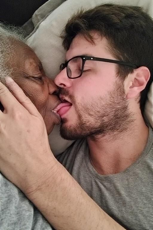 Homme et mamies au lit