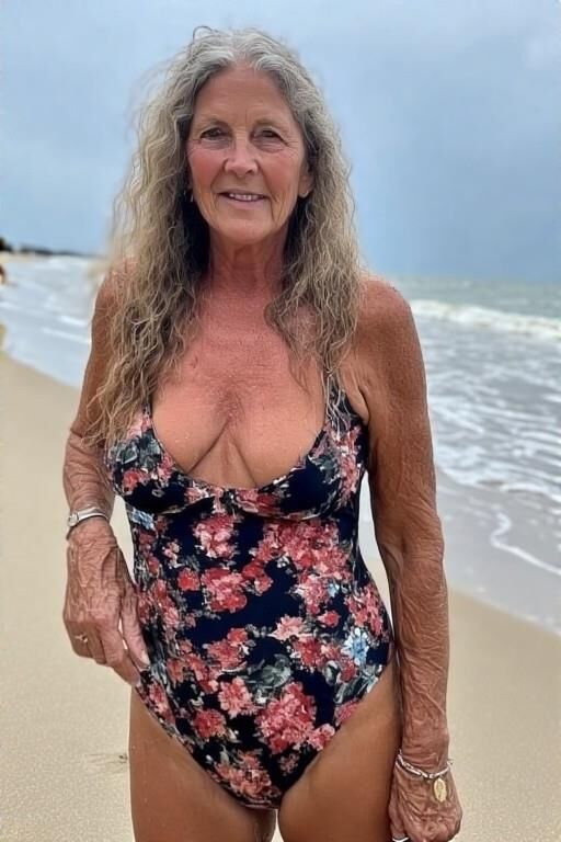 Femmes matures à la plage (NN)