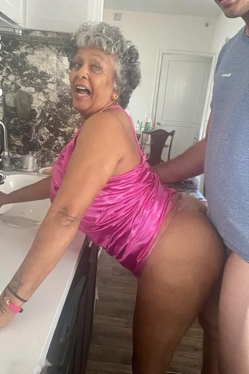 Mamie dans la cuisine