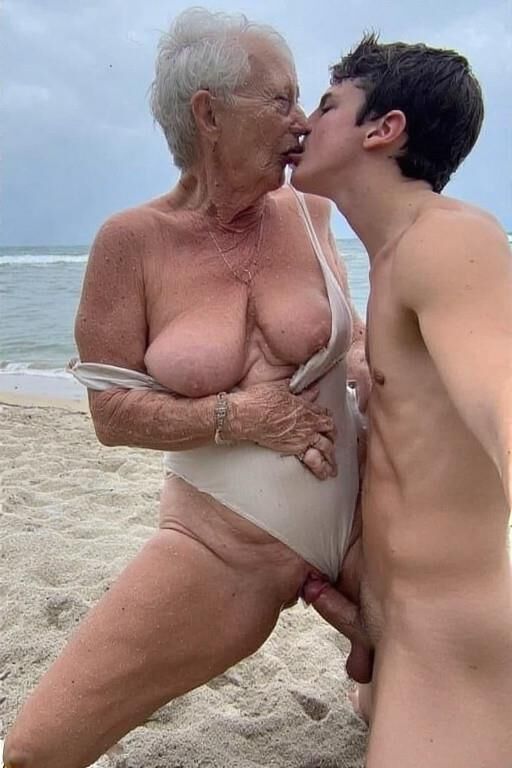 Созревает с молодыми людьми на пляже