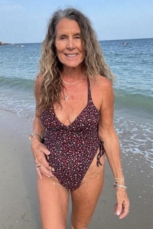 Femmes matures à la plage (NN)