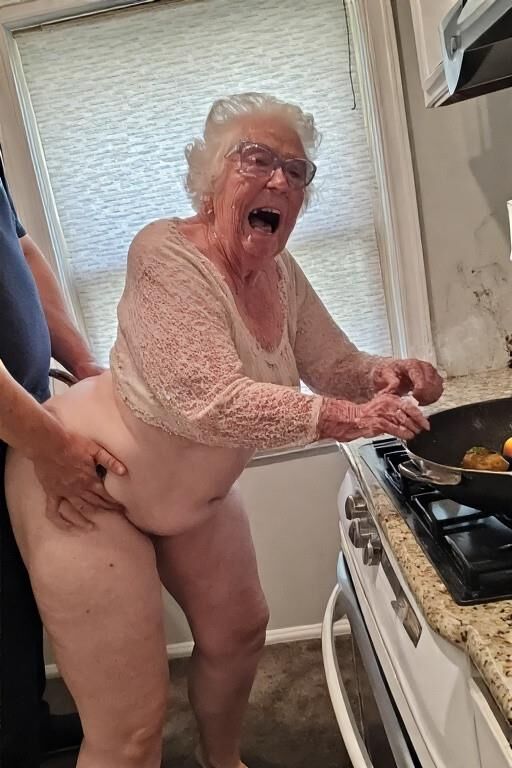 Mamie dans la cuisine