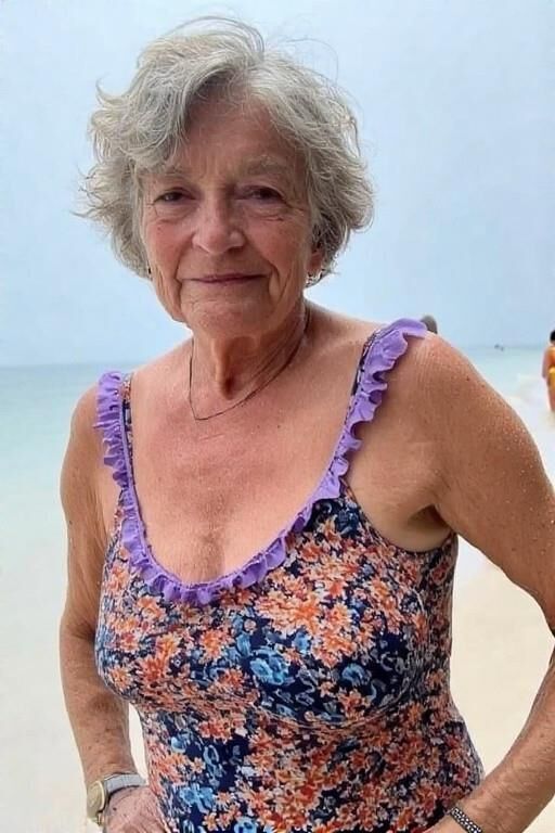 Femmes matures à la plage (NN)