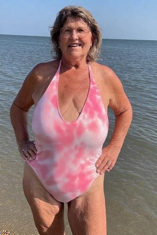 Femmes matures à la plage (NN)