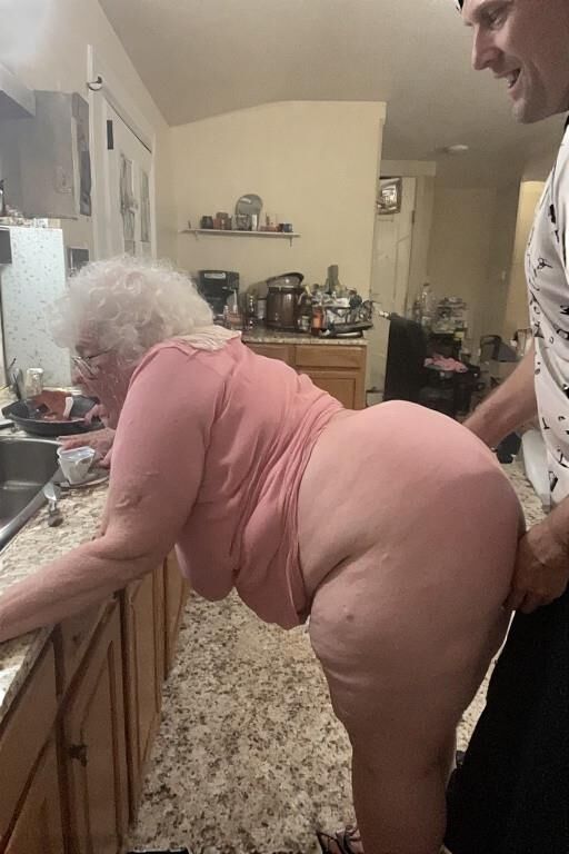 Mamie dans la cuisine