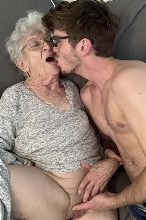 Homme et mamies au lit