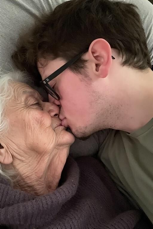 Homme et mamies au lit