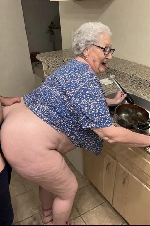 Mamie dans la cuisine
