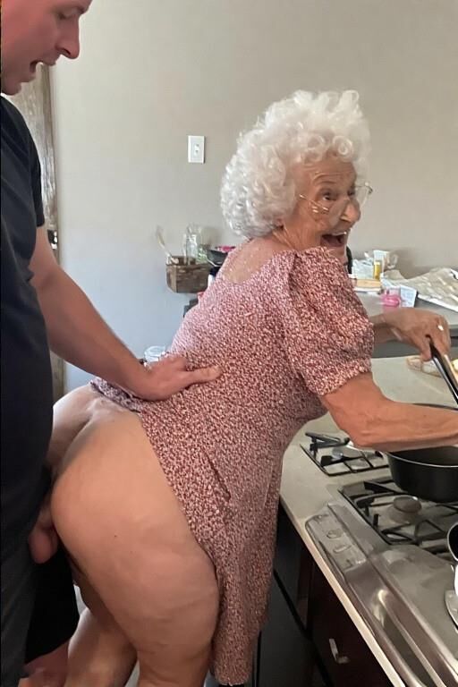 Mamie dans la cuisine