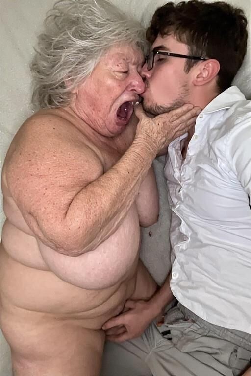Homme et mamies au lit