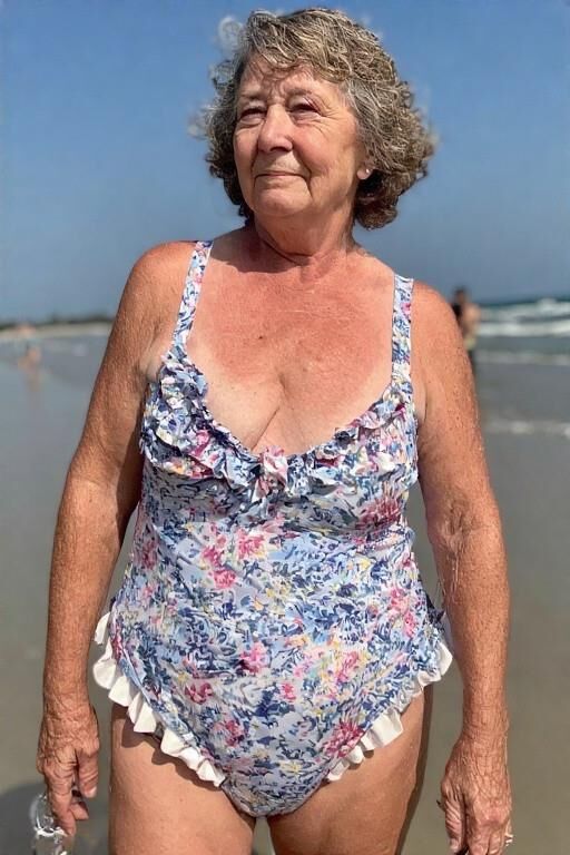 Femmes matures à la plage (NN)