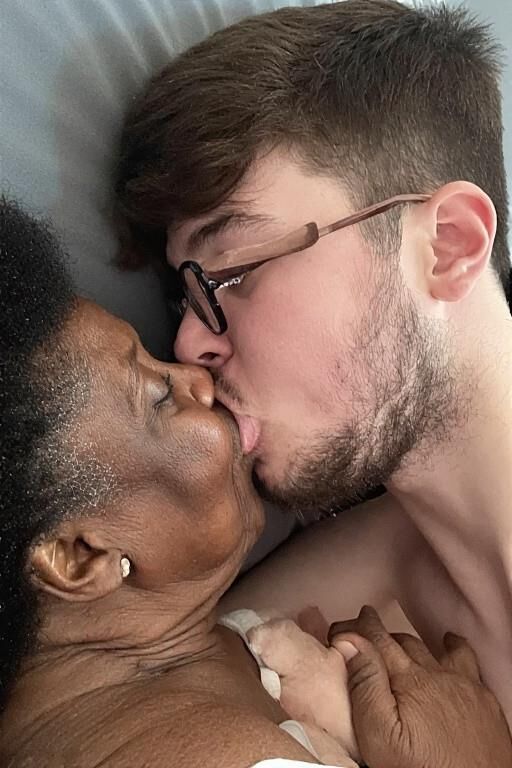 Homme et mamies au lit