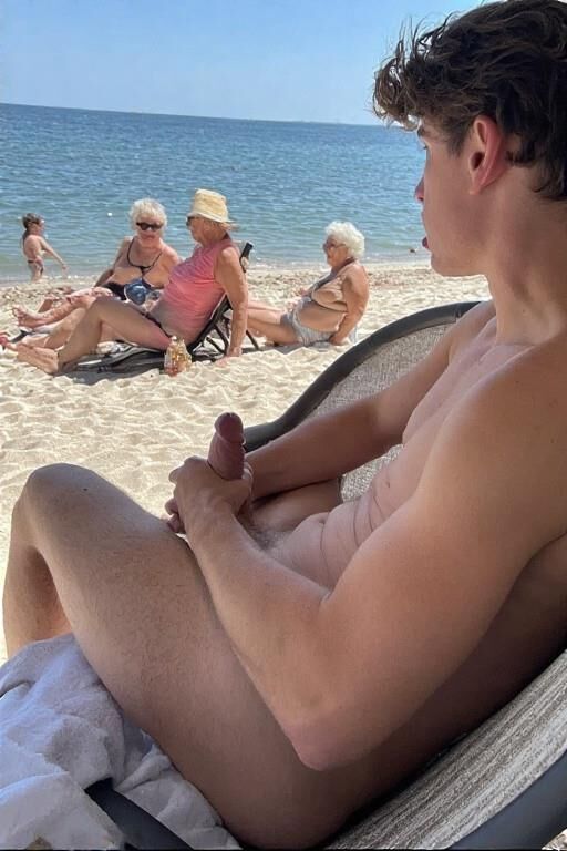 Дергается на пляже