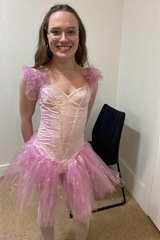 Les femmes adultes essaient leurs anciens costumes de danse