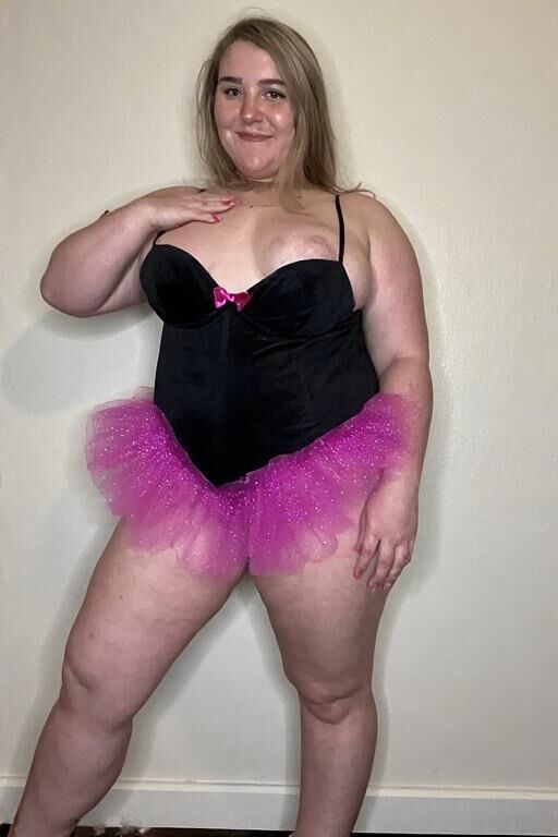 Les femmes adultes essaient leurs anciens costumes de danse