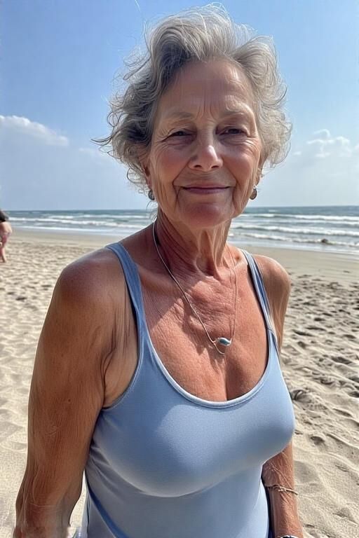 Femmes matures à la plage (NN)