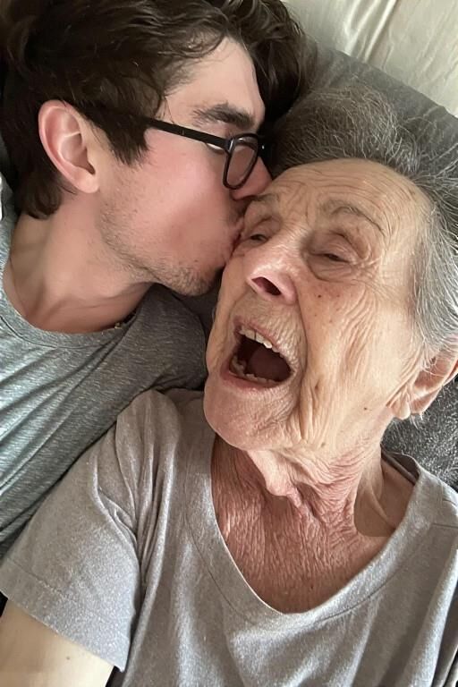 Homme et mamies au lit