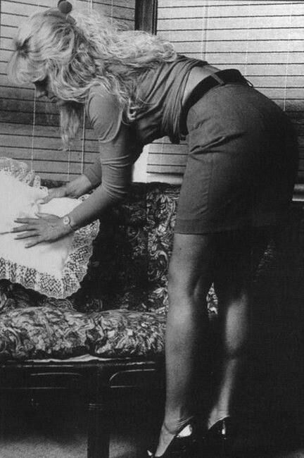 Retro Spalking Februs y Fessee Blonde Pink Dress Spank en el sofá