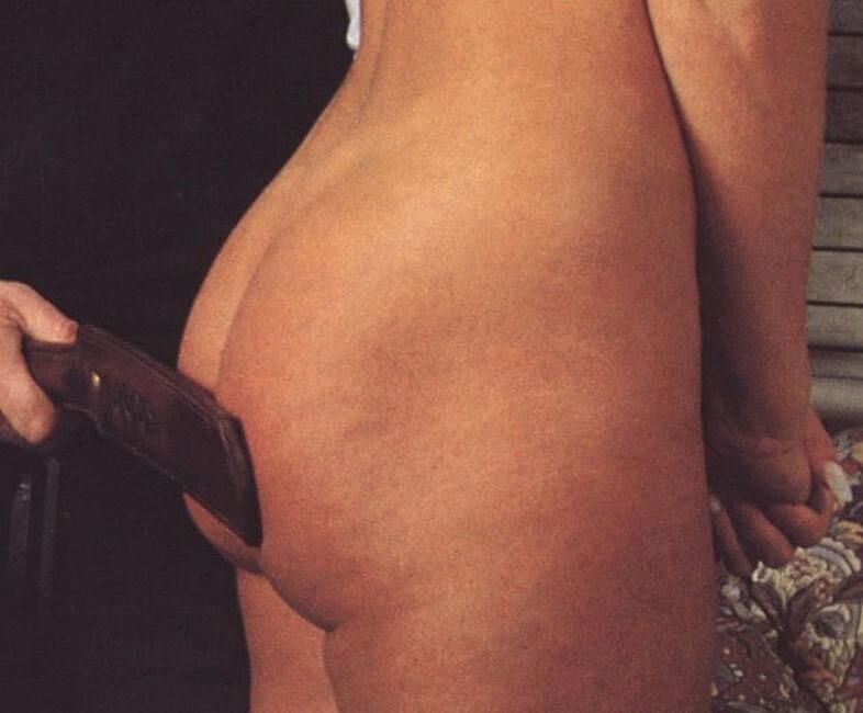 Retro Spalking Februs y Fessee Blonde Pink Dress Spank en el sofá