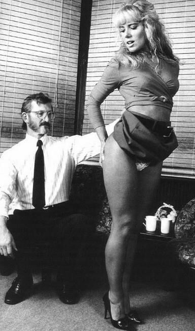 Retro Spalking Februs y Fessee Blonde Pink Dress Spank en el sofá