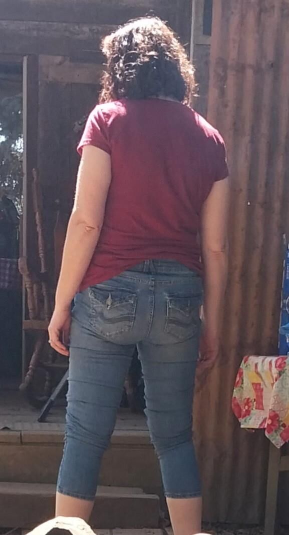 Uma bunda gostosa em jeans apertados, maldita, minhas formas de trabalho.